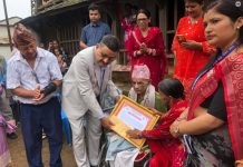 साहित्यकार चन्द्रमणि अधिकारीलाई घरमै पुगेर गण्डकी प्रज्ञा साहित्य सम्मान अर्पण