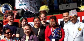 पोखरामा विदेशी पर्यटकले लगाए दसैँको टीका–जमरा